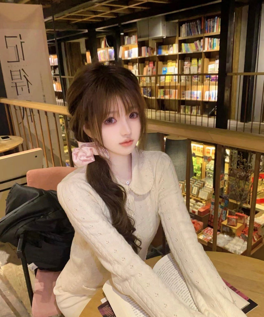 上海高端大圈品茶包间内茶艺师服务客人